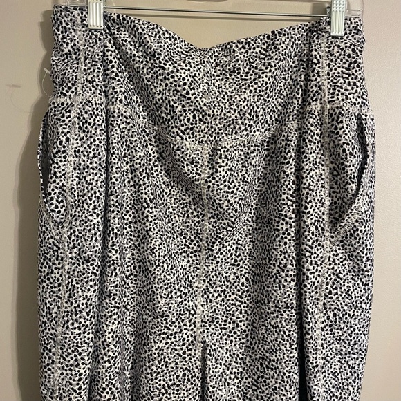 Old Navy Black and White Patterned Joggers NWOT - Picture 5 of 6